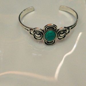 Woman silver cuff bracelet with turquoise emblem